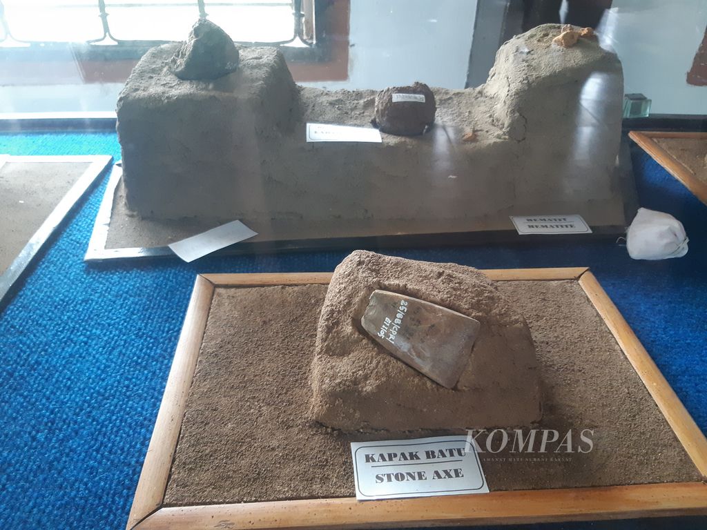 Kapak batu terpajang dalam Museum Situs Taman Purbakala Cipari di Kelurahan Cipari, Kecamatan Cigugur, Kabupaten Kuningan, Jawa Barat, Jumat (18/11/2022). Kapak batu itu diperkirakan berasal dari masa akhir neolitik dan awal pengenalan bahan perunggu yang berkisar 1.000 sampai 500 tahun Sebelum Masehi.