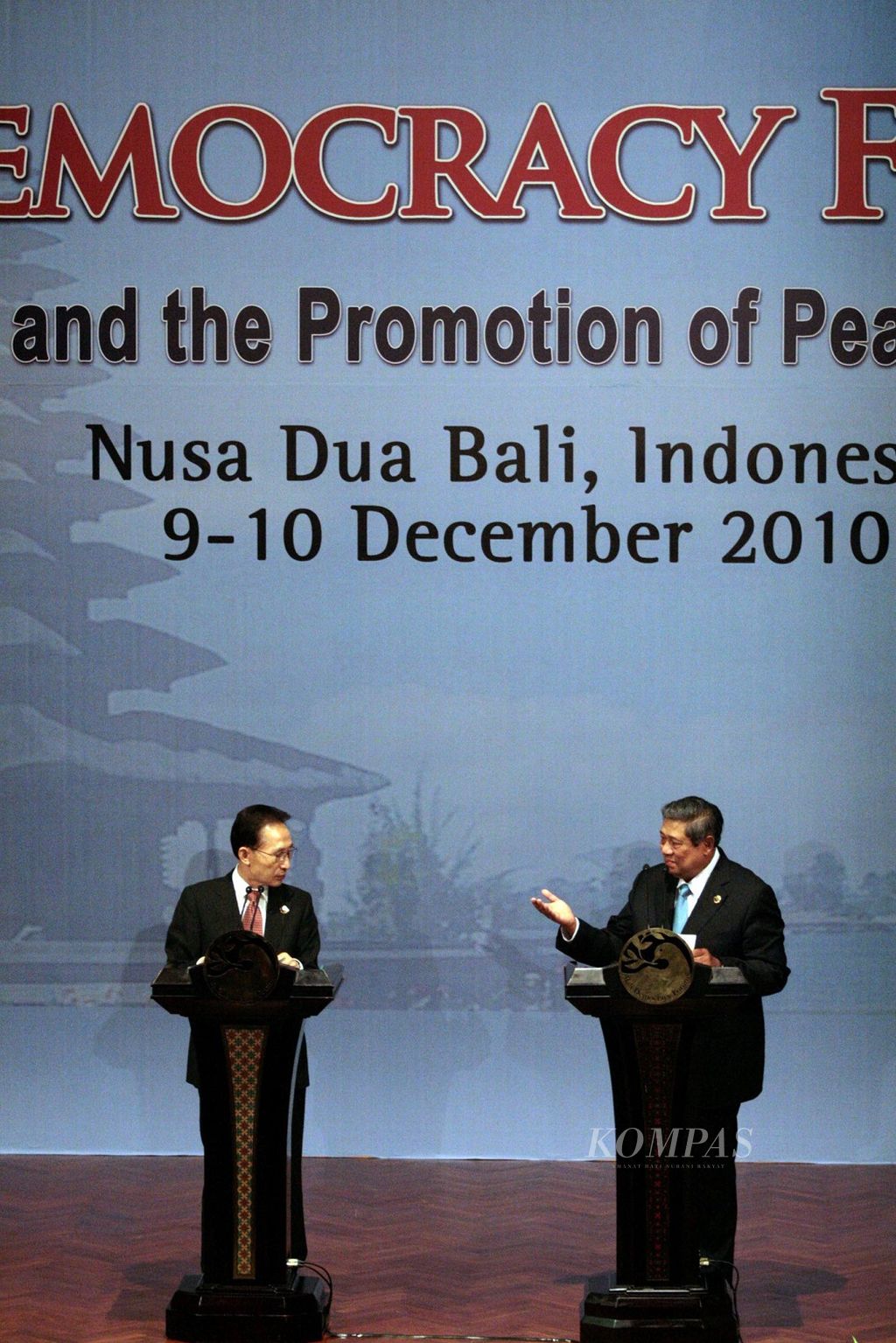 Presiden Susilo Bambang Yudhoyono dan Presiden Korea Selatan Lee Myung-bak mengeluarkan pernyataan bersama di sela-sela Bali Democracy Forum III di Nusa Dua, Bali, Kamis (9/12/2010). Di forum itu, kedua negara bertindak sebagai ketua bersama. Secara bilateral, kedua negara sepakat meningkatkan kerja sama di bidang ekonomi, khususnya di bidang investasi dan perdagangan.