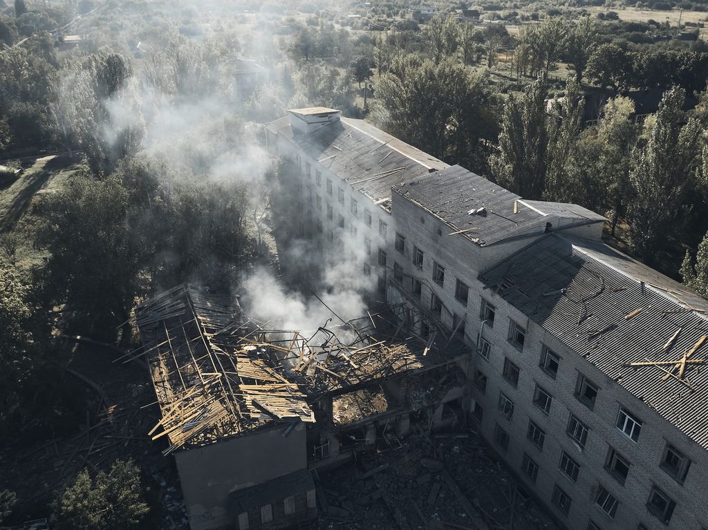 Bangunan rumah sakit jiwa di Kramatorsk, Donetsk, Ukraina timur, yang rusak masih mengepulkan asap, Rabu (7/8/2022).