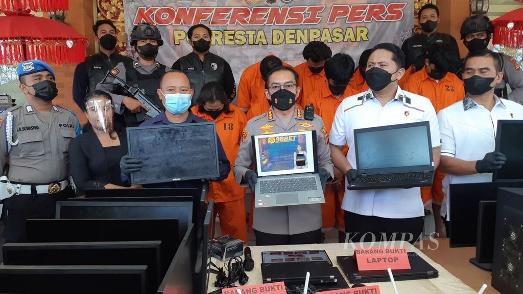Suasana jumpa pers pengungkapan kasus judi daring oleh aparat Polresta Denpasar di Kantor Polresta Denpasar, Bali, Rabu (24/8/2022).
