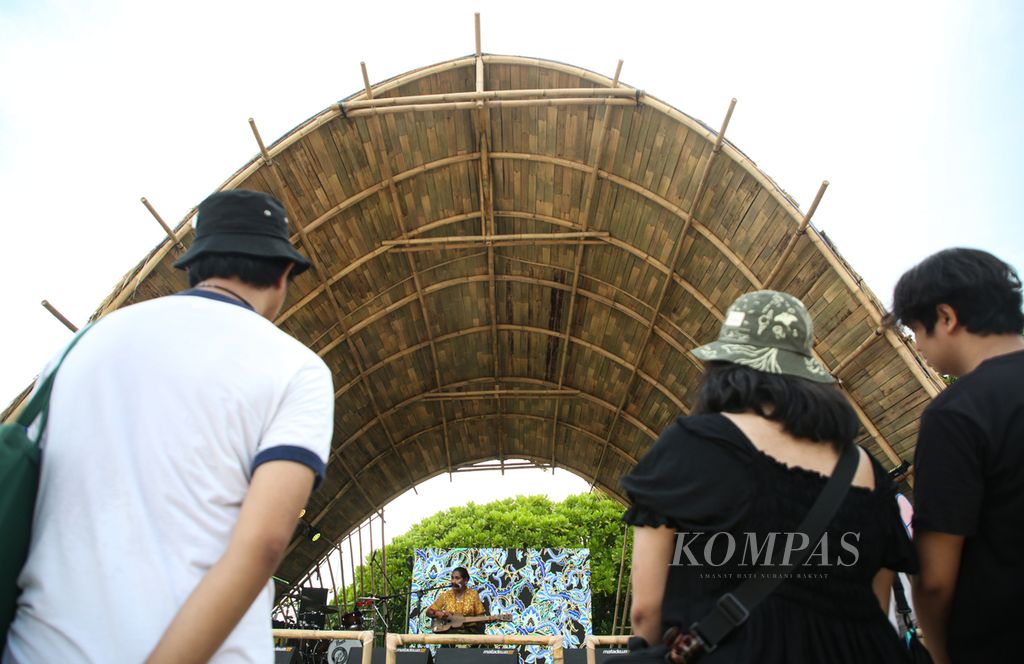 Penonton menyaksikan penampilan Ata Ratu di festival musik Joyland Bali 2023 yang berlangsung di Peninsula Island, Nusa Dua, Bali, Jumat (17/3/2023). Ata Ratu adalah seorang seniman musik tradisional serta pencipta lagu-lagu Sumba.