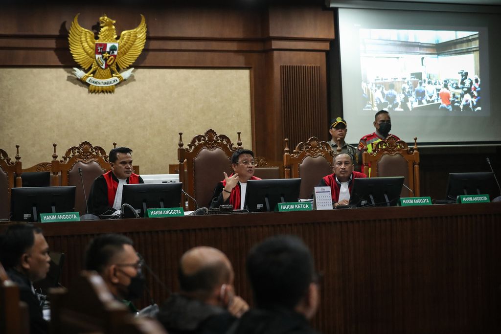 Majelis hakim berbicara dalam sidang pembacaan dakwaan terhadap Lukas Enembe di Pengadilan Tindak Pidana Korupsi, Jakarta, Senin (19/6/2023).