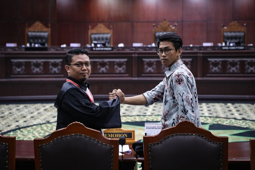 Pemohon gugatan UU Pemilu, Brahma Aryana (kanan), berjabat tangan dengan kuasa hukumnya, Viktor Santoso Tandiasa, sebelum sidang di Gedung Mahkamah Konstitusi (MK), Jakarta, Rabu (8/11/2023). MK kembali menggelar sidang gugatan UU No 7/2017 tentang Pemilihan Umum mengenai batas usia calon presiden dan calon wakil presiden yang diajukan mahasiswa Ilmu Hukum Universitas Nahdlatul Ulama Indonesia, Brahma Aryana. 