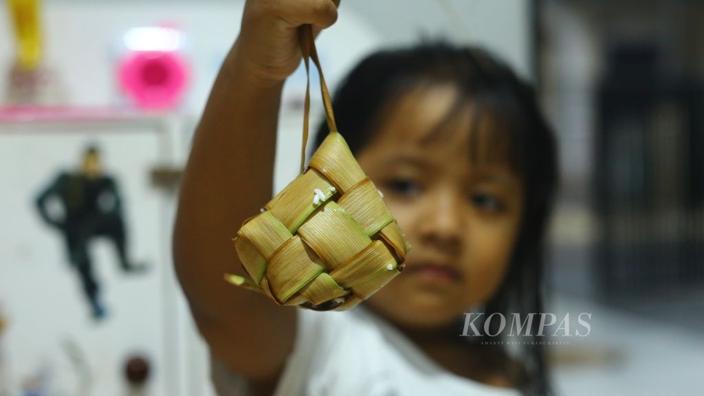 Warga menyiapkan ketupat untuk hidangan Lebaran 2022 di kediaman mereka di Tangerang Selatan, Minggu (1/5/2022). Dalam tradisi Jawa, ketupat dimaknai sebagai <i>ngaku lepat</i> atau mengakui kesalahan.