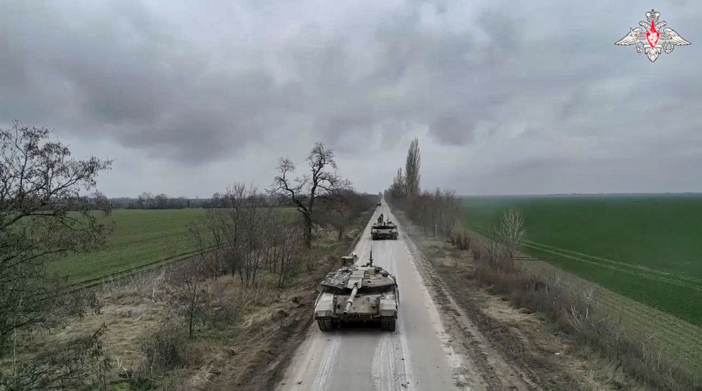 Dalam foto yang diambil dari video dan dirilis Layanan Pers Kementerian Pertahanan Rusia (23/1/2023), tank T-90M Angkatan Darat Rusia meluncur ke posisi mereka di lokasi yang dirahasiakan di Ukraina.