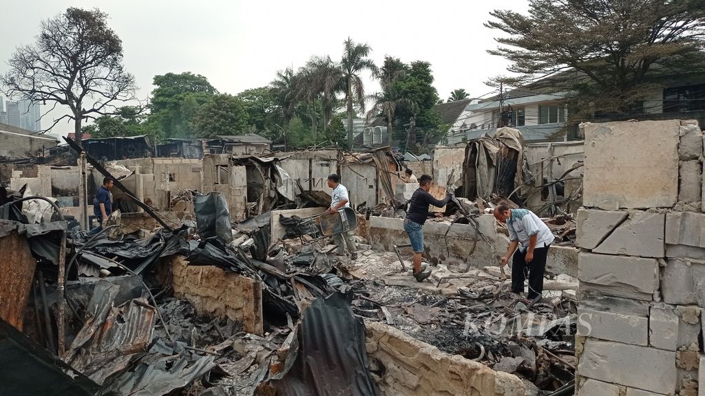 Warga korban kebakaran mengais puing sisa kebakaran rumah mereka di Jalan Simprug Golf II, Kelurahan Kebayoran Lama, Jakarta Selatan, Senin (22/8/2022).