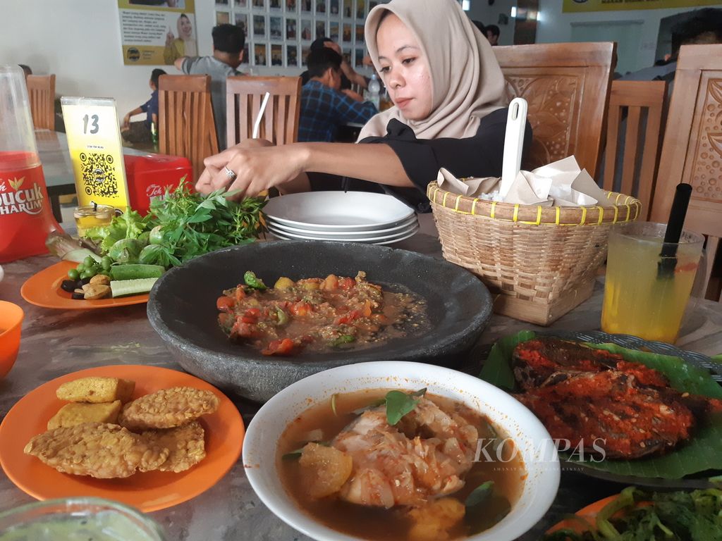 Seorang pengunjung menikmati makanan di Rumah Makan Sambal Seruit Buk Lin, di Bandar Lampung, Selasa (5/12/2023).