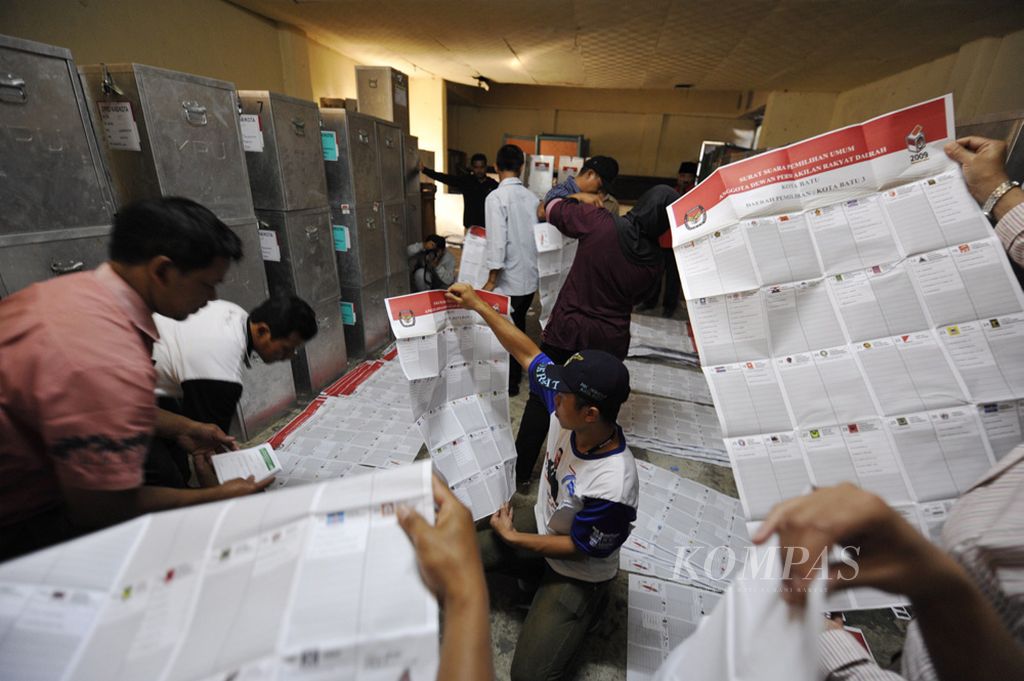 Petugas pemungutan suara disaksikan saksi-saksi melakukan hitung ulang surat suara di TPS 11 Desa Bulukerto, Kecamatan Bumiaji, Kota Batu, Jawa Timur, Rabu (15/4/2009). Penghitungan ulang dilakukan karena terjadi penggelembungan suara di TPS 11.