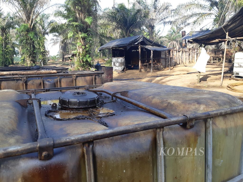 Tempat penyulingan minyak ilegal di Desa Keban I, Kecamatan Sanga Desa, Kabupaten Musi Banyuasin, Sumatera Selatan, Kamis (14/10/2021). Aktivitas ini sudah menjadi kebiasaan warga sekitar untuk mendapatkan uang secara instan.
