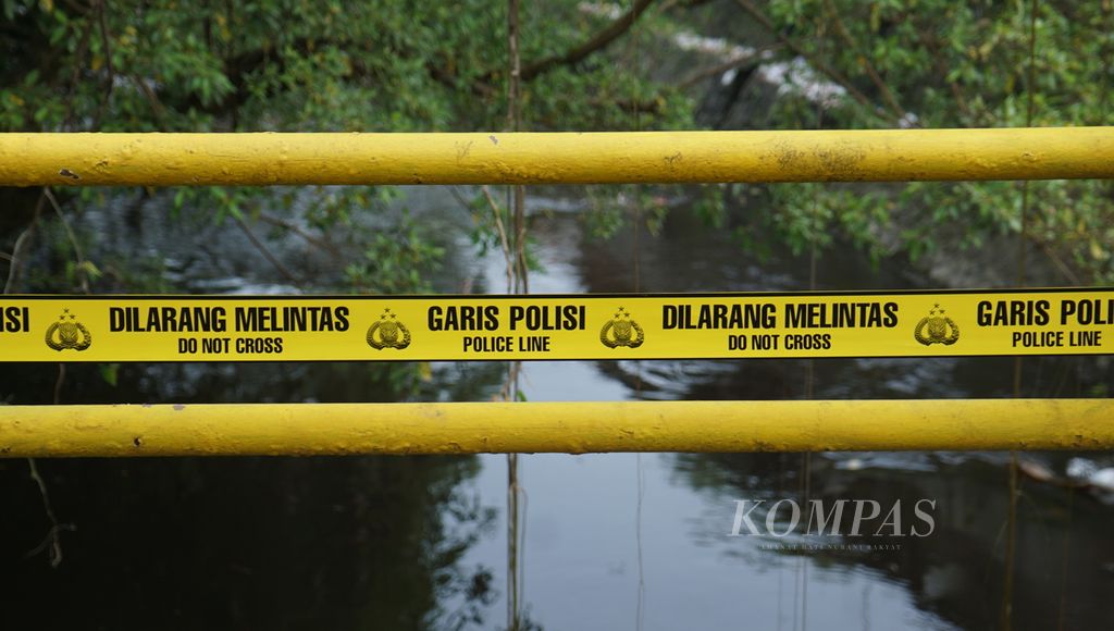 Garis polisi terpasang pada jembatan di perbatasan antara Kecamatan Serengan, Kota Surakarta, dan Kecamatan Grogol, Kabupaten Sukoharjo, Jawa Tengah, Rabu (24/5/2023). Pada jembatan itu, ditemukan bercak darah yang diduga berasal dari korban mutilasi.