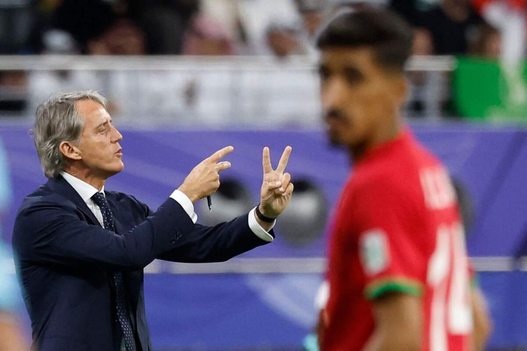 Pelatih Arab Saudi Roberto Mancini memberikan instruksi ke pemainnya saat menghadapi Oman pada penyisihan Grup F Piala Asia 2023 di Stadion Internasional Khalifa, Doha, Qatar, Rabu (17/1/2024) dini hari WIB. Saudi menang, 2-1.