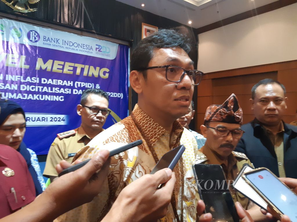 Kepala Kantor Perwakilan Bank Indonesia Cirebon Anton Pitono saat diwawancarai di kantornya di Kota Cirebon, Jawa Barat, Selasa (20/2/2024).