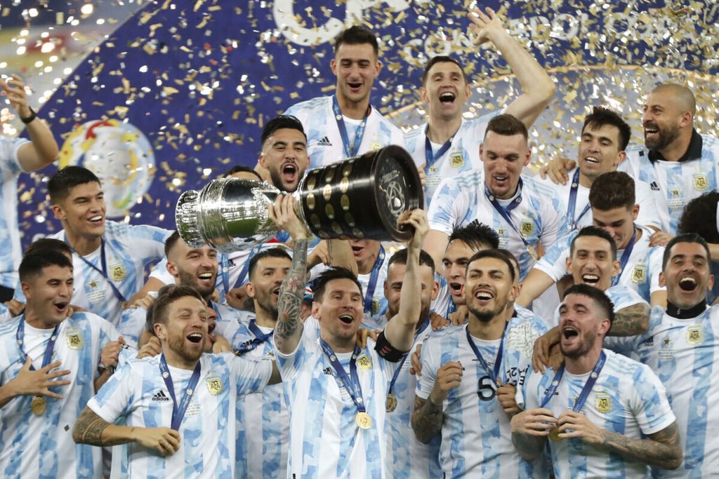 Kapten Argentina, Lionel Messi (tengah), mengangkat trofi juara Copa America 2021 seusai mengalahkan musuh bebuyutannya, Brasil, pada final di Stadion Maracana, Rio de Janeiro, Brasil, Sabtu (10/7/2021) lalu. 