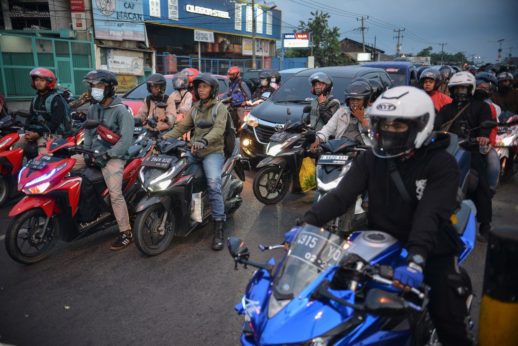 Deretan pengendara sepeda motor saat melintas di Jalan Raya Klari, Karawang, Jawa Barat, Selasa (25/4/2023).