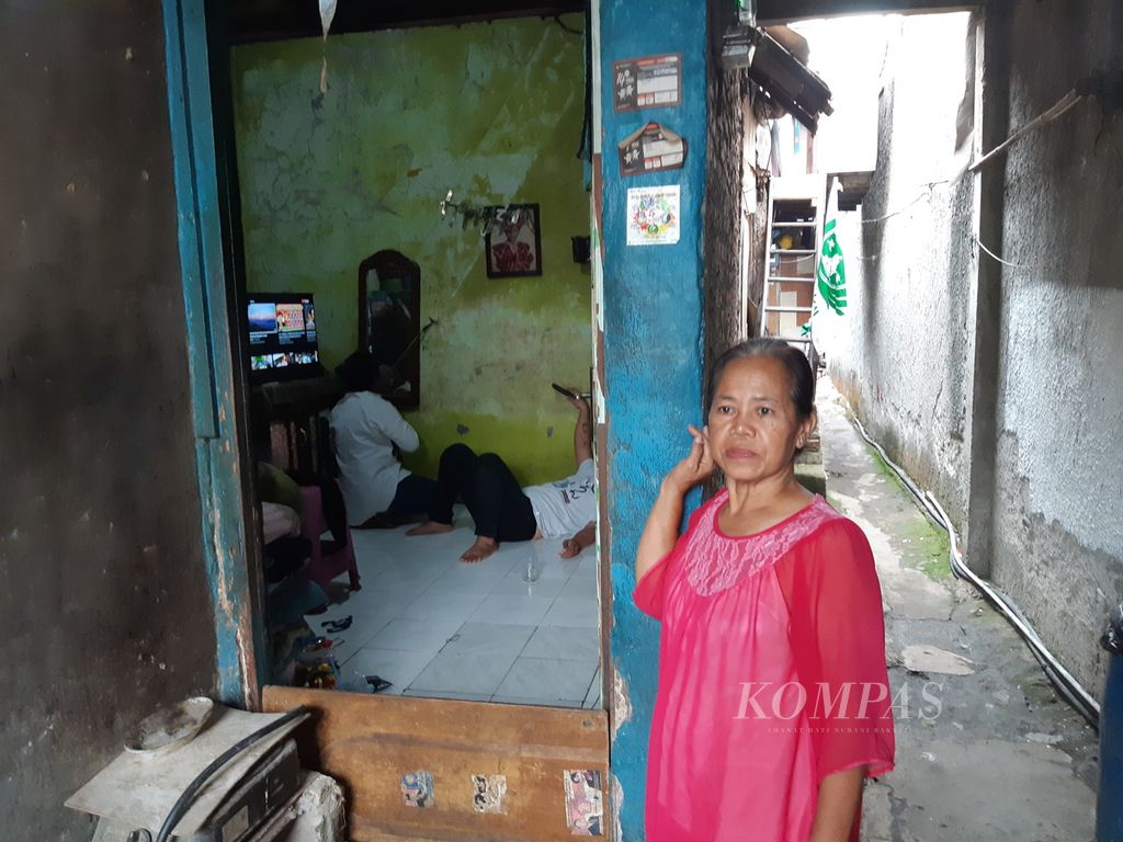 Suryani (55) menunjukkan rumahnya yang berada di Kelurahan Tanah Tinggi, Kecamatan Johar Baru, Jakarta Pusat, Kamis (23/11/2023). 