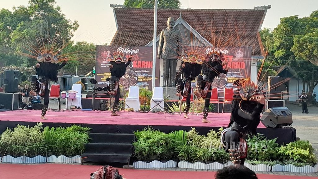 Pentas seni trasisi dalam rangka Deklarasi Istana Gebang bersama anggota Jaringan Kota Kabupaten Tapak Sejarah Bung Karno (Jaket Bung Karno) di Istana Gebang, Kota Blitar, Jawa Timur, Selasa (20/6/2023) sore.