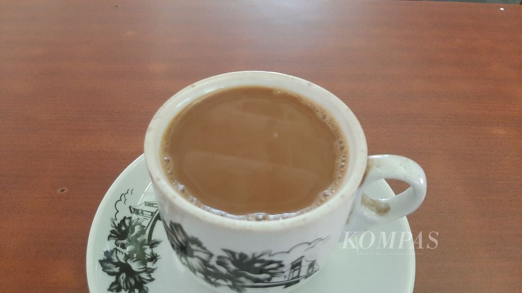 Secangkir kopi susu yang dihidangkan salah satu pramusaji di warung kopi Kota Pontianak, Kalimantan Barat, Rabu (10/7/2024).