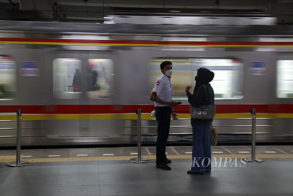 Petugas memberikan penjelasan kepada calon penumpang KRL Commuter Line di Stasiun Manggarai, Jakarta, Senin (26/12/2022). Manggarai menjadi salah satu stasiun terpadat karena menjadi pusat transit KRL dari segala arah di Jabodetabek. Kereta antarkota atau jarak jauh juga melewati Stasiun Manggarai. 