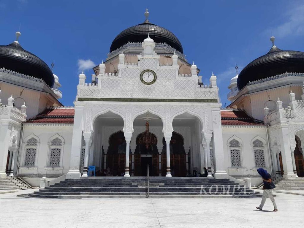Masjid Raya Baiturrahman, Banda Aceh, berdiri megah, sejak bangunan aslinya dibangun pada era Kesultanan Aceh di bawah Sultan Alauddin Mahmud Syah I pada tahun 1292.  Foto diambil pada Selasa (27/4/2021). 