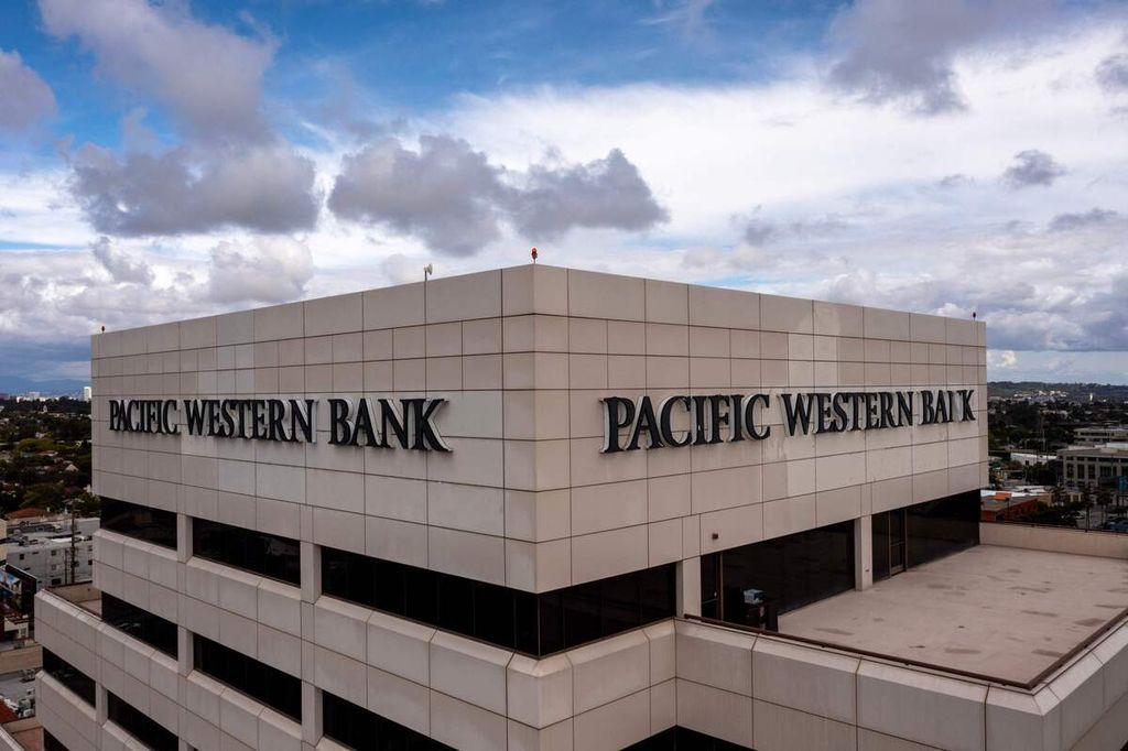 Gedung Pacific Western Bank, Kamis (4/5/2023), di Los Angeles, California, AS. Harga saham Pacific Western Bank jatuh lebih dari 50 persen dalam sehari, memaksa otoritas menghentikan perdagangan saham bank tersebut. Menyusul penarikan uang secara besar-besaran dari bank itu pada pekan ini, PacWest Bancorp mengatakan berencana menjual surat utang 2,7 miliar dollar AS. 