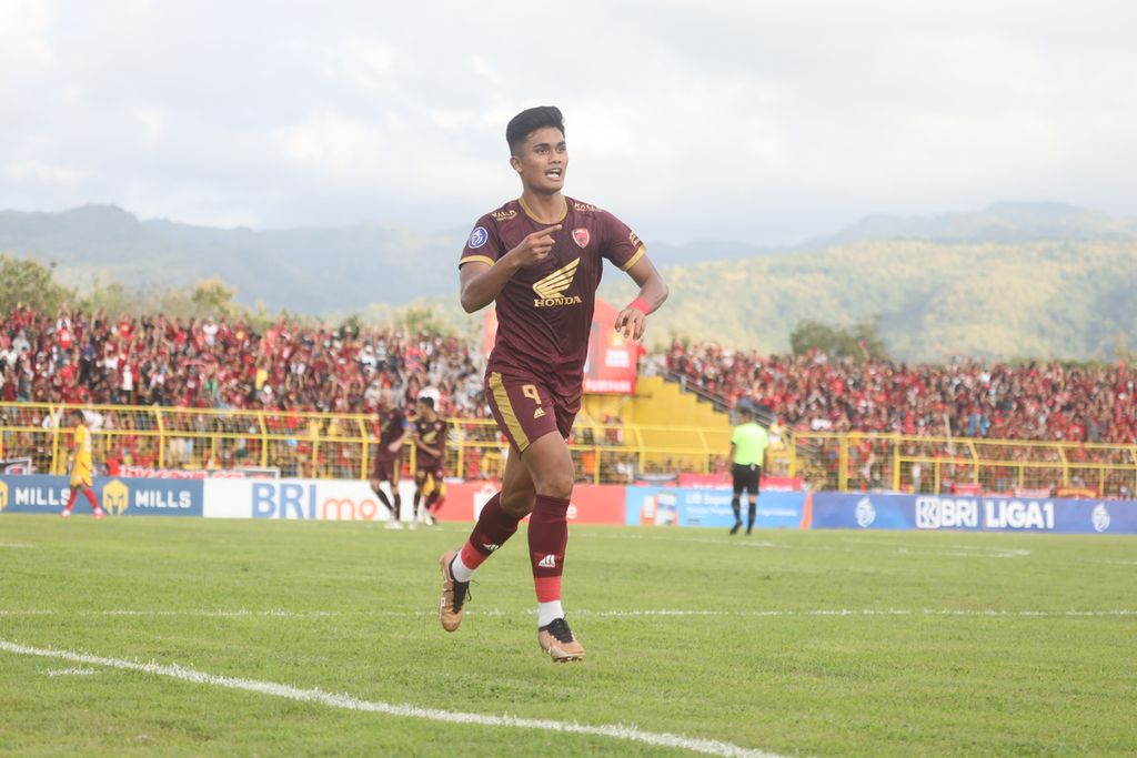 Penyerang PSM Makassar, Ramadhan Sananta, merayakan golnya ke gawang Persik Kediri yang memastikan kemenangan timnya pada laga BRI Liga 1 Indonesia antara PSM dan Persik Kediri di Stadion Gelora BJ Habibie, Parepare, Sulawesi Selatan, Minggu (19/2/2023).