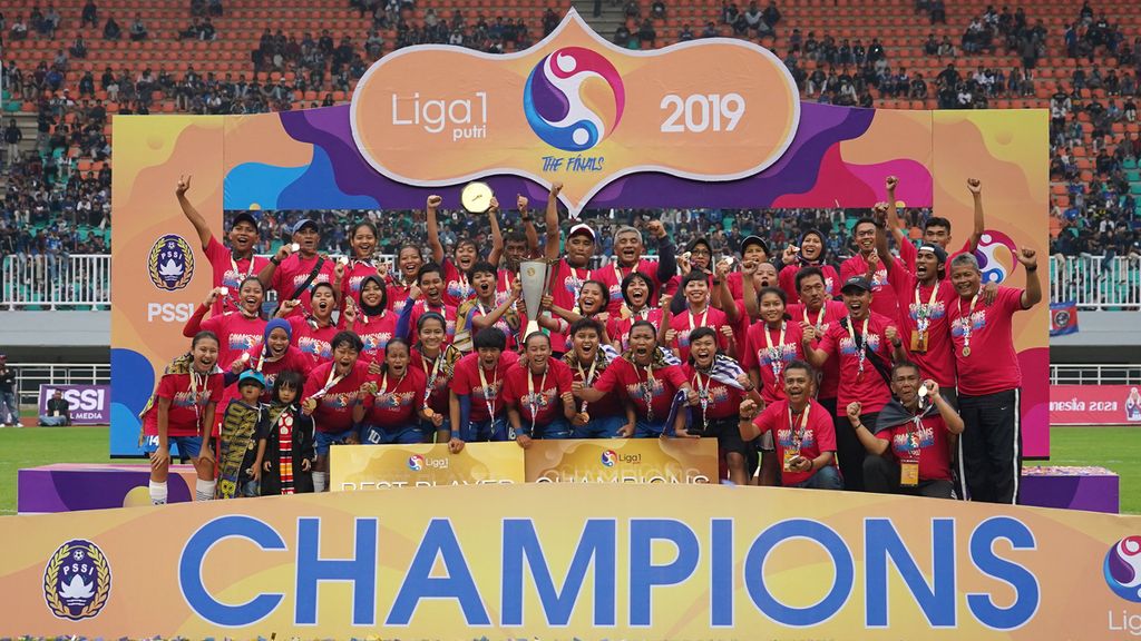 Tim putri Persib Bandung bersukacita seusai menerima piala saat menjuarai kompetisi sepak bola nasional Liga 1 Putri di Stadion Pakansari, Cibinong, Bogor, Sabtu (28/12/2019). 