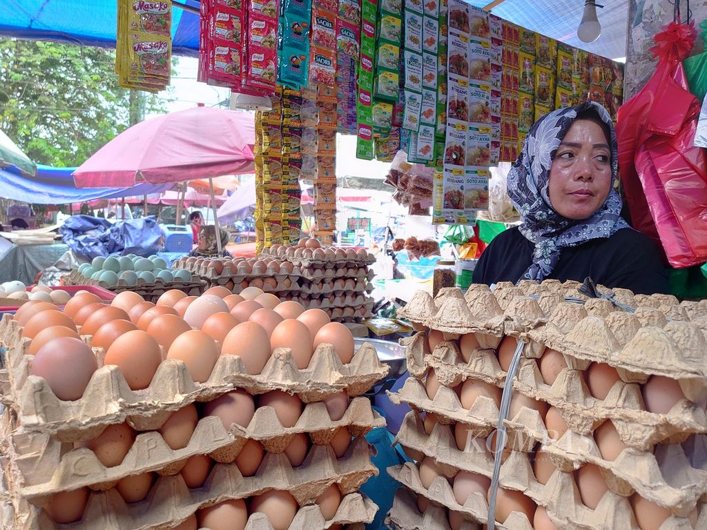Seorang pedagang telur di Pasar Tugu, Kota Bandar Lampung, menunggu pembeli, Jumat (26/8/2022). 