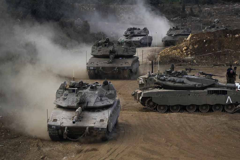 Tank-tank Israel memasuki Lebanon pada Selasa (1/10/2024).