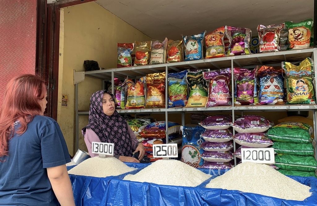Seorang pembeli melihat  beras yang akan dibeli di Pasar Pannampu, Kota Makassar, Kamis (29/2/2024). 