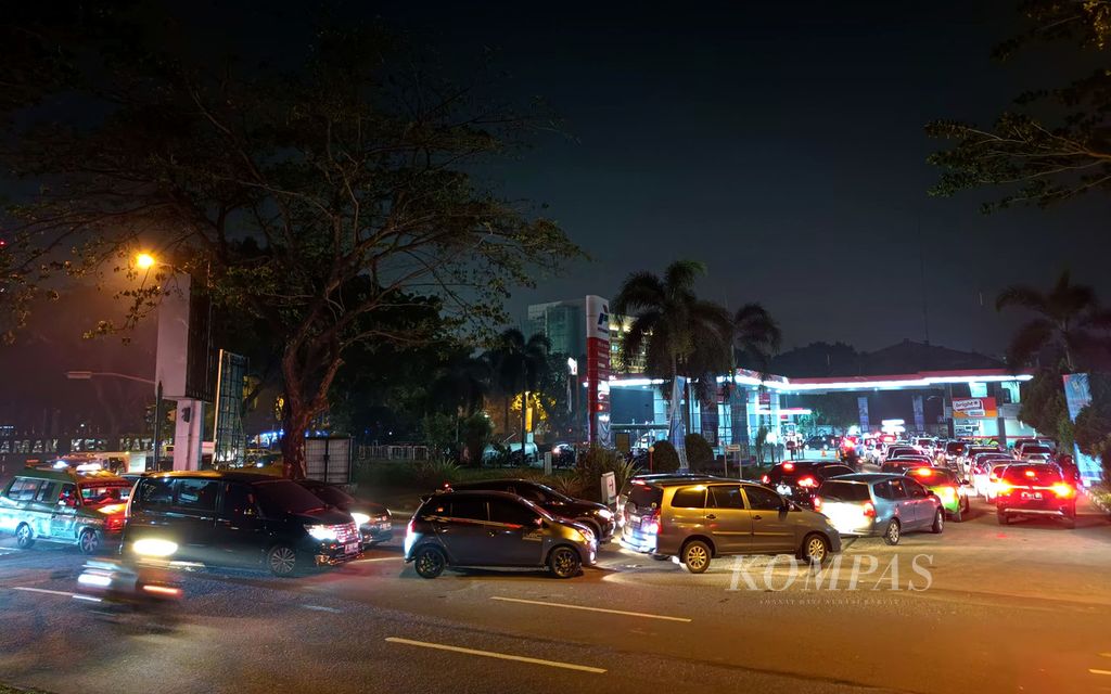 Antrean kendaraan yang akan mengisi bahan bakar minyak di SPBU Jalan Pelayangan, BSD City, Tangerang Selatan, Banten, Rabu (31/8/2022) malam. Antrean ini dipicu kabar akan naiknya harga BBM mulai 1 September 2022.  