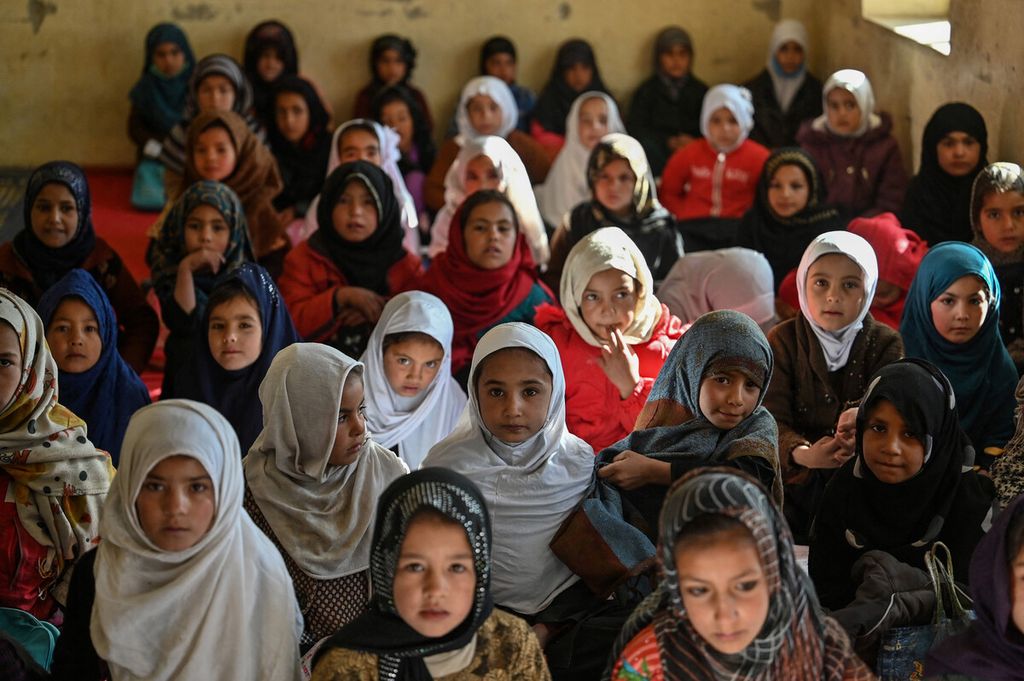 Sejumlah siswi sekolah dasar mengikuti kegiatan belajar di sebuah kelas di desa Arzo di pinggiran Ghazni, Afghanistan, Selasa (16/11/2021).  