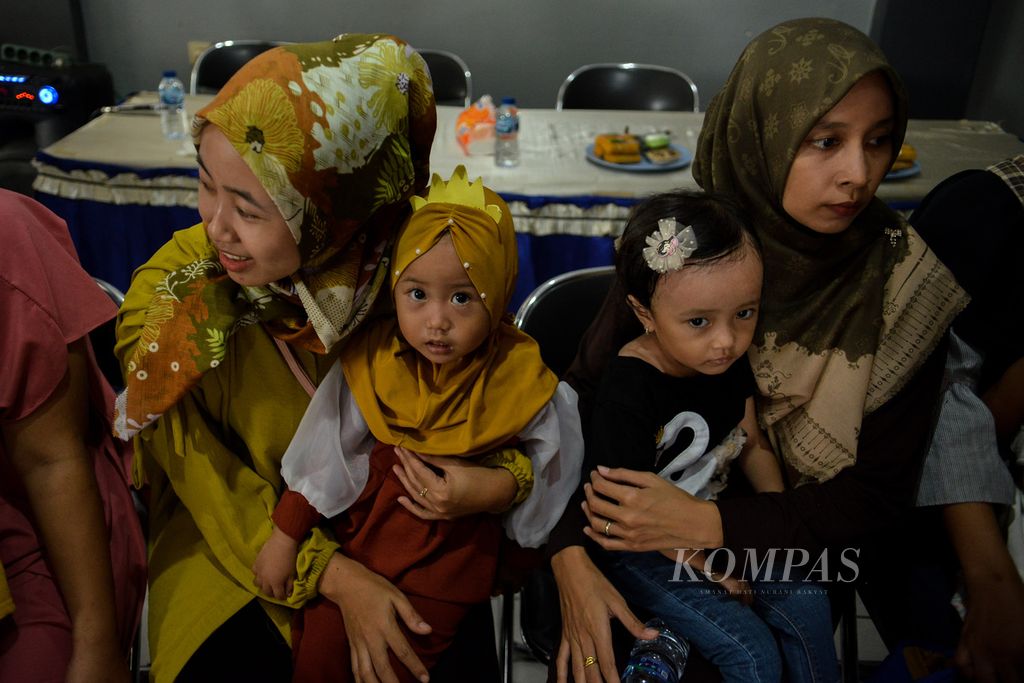 Dua anak digendong orangtuanya setelah mengikuti sosialisasi mencegah <i>stunting</i> pada anak di Balai Sekretariat RW 2, Kelurahan Gelora, Kecamatan Tanah Abang, Jakarta Pusat, Kamis (25/5/2023). 