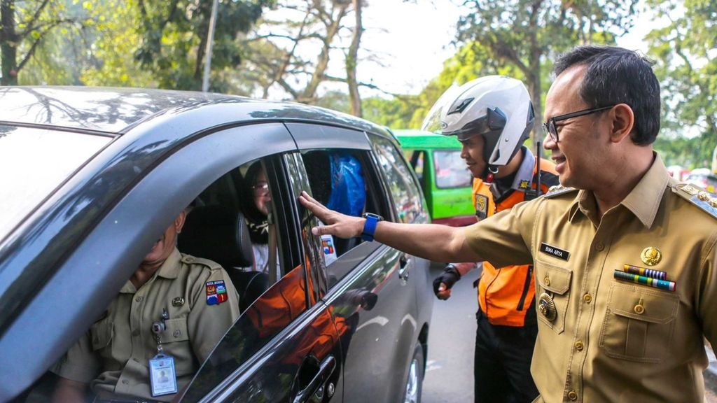 Wali Kota Bogor Bima Arya saat ikut menyidak para ASN yang menggunakan kendaraan dengan sistem empat penumpang dalam satu mobil atau <i>4 in 1</i>, Senin (28/8/2023).