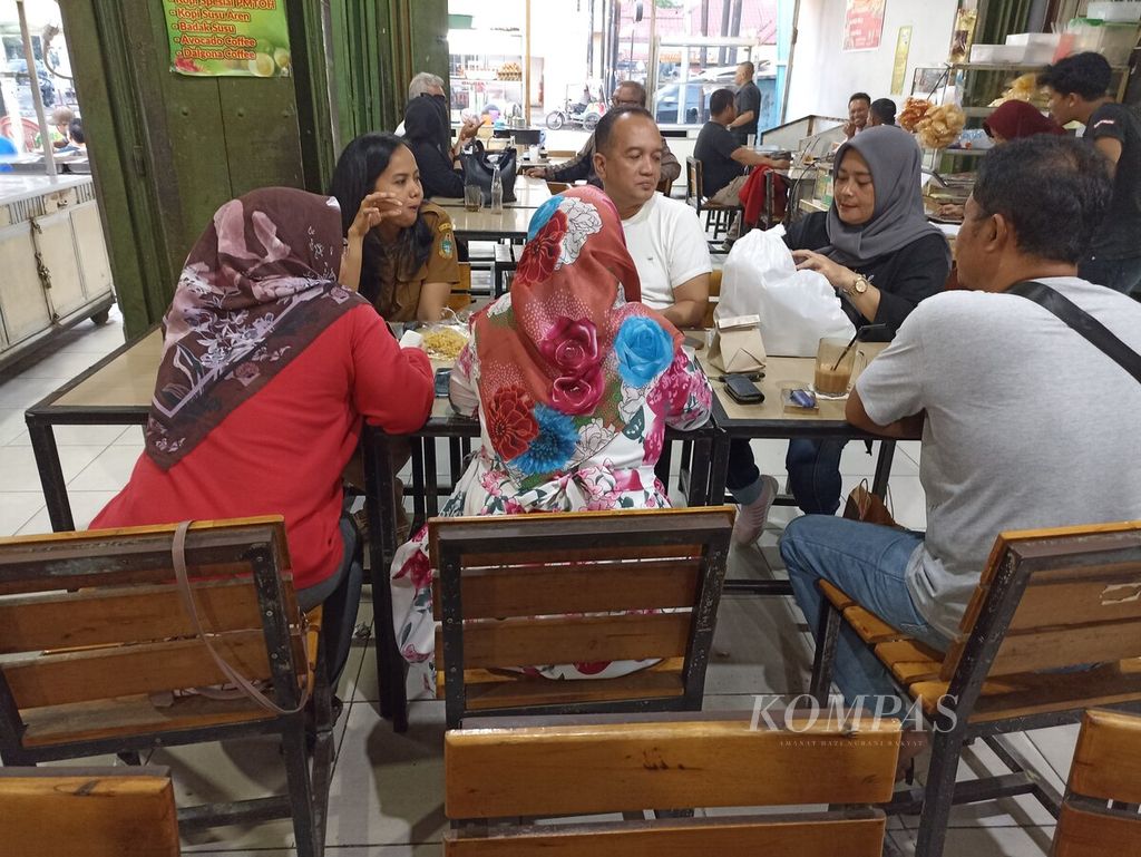 Pengunjung menikmati minuman teh susu telur dan berbagai menu lainnya sambil mengobrol di Kedai Kopi PMTOH di Jalan Gajah Mada, Medan, Sumatera Utara, Selasa (7/11/2023). 