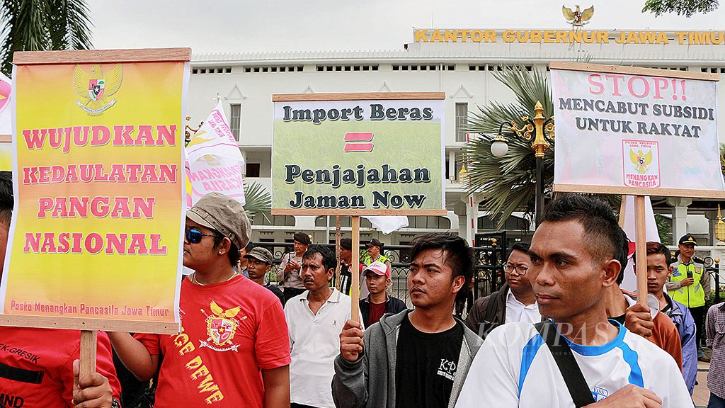 Puluhan warga Jawa Timur berunjuk rasa di depan Kantor Gubernur Jawa Timur di Surabaya, Selasa (23/1). Mereka menyampaikan penolakan terhadap kebijakan impor beras ketika mendekati masa panen raya yang dinilai merugikan petani.
