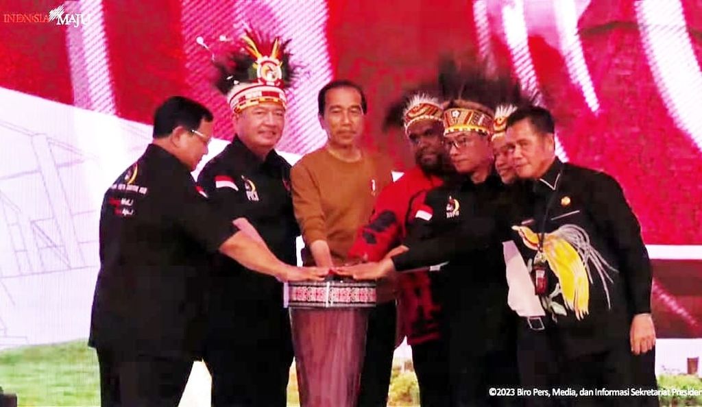 Presiden Joko Widodo secara simbolis meresmikan fasilitas Papua Youth Creative Hub di Kota Jayapura, Papua, Selasa (21/3/2023). Tempat ini menjadi wadah untuk memberikan ruang bagi pemuda-pemudi seluruh wilayah Papua untuk meningkatkan potensi dalam dirinya, baik dalam pengembangan teknologi, inovasi, maupun produk-produk lokal Papua. 