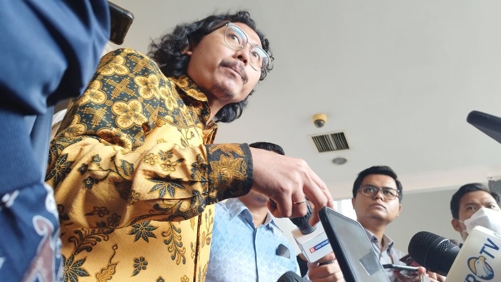 Tim kuasa hukum orangtua korban, Julius Ibrahim, memberikan keterangan kepada awak media seusai sidang lanjutan di Pengadilan Negeri Jakarta Pusat, Selasa (7/2/2023).