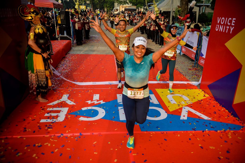 Pelari berhasil melewati garis finis dalam acara Bank Jateng Friendship Run di Lapangan Banteng, Jakarta, Minggu (21/5/2023). 