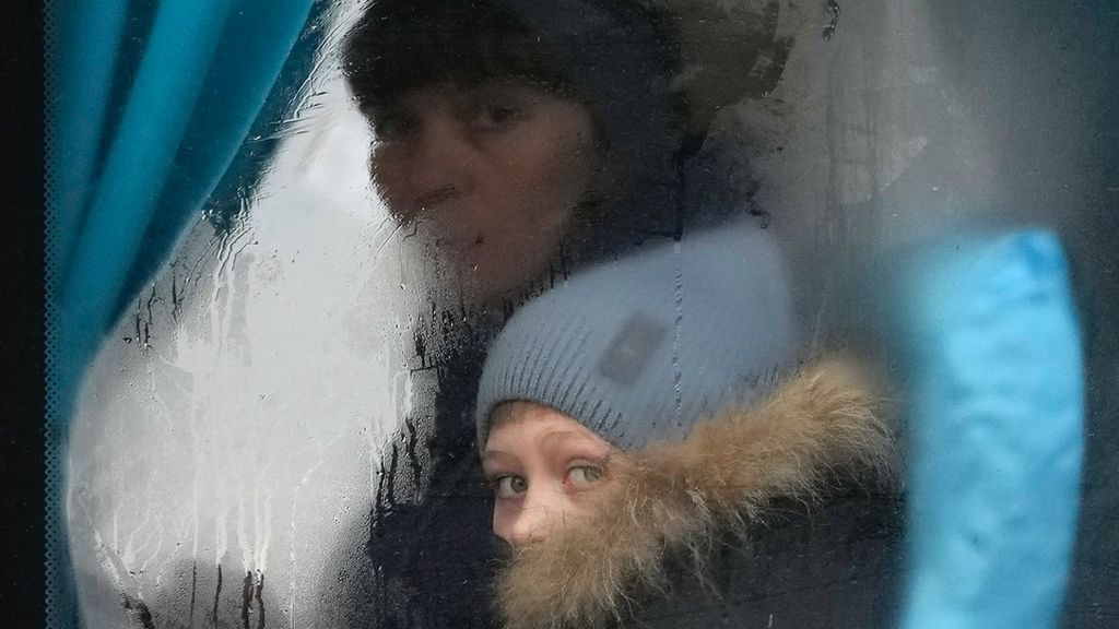 Seorang anak perempuan melihat ke luar jendela bus yang membawanya meninggalkan Kota Sievierodonetsk, wilayah Luganks, Ukraina timur, Kamis (24/2), yang menjadi tujuan operasi militer khusus Rusia di Ukraina. UNHCR, badan PBB yang mengurusi pengungsi, memperkirakan terdapat 4 juta warga Ukraina yang akan mengungsi akibat invasi Rusia ke Ukraina. 