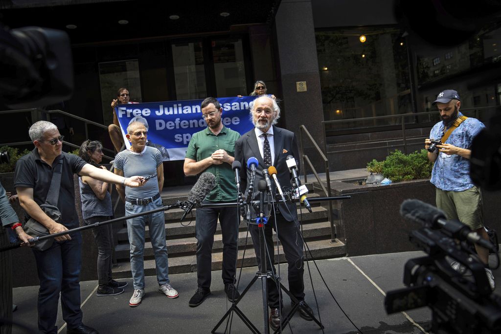 John Shipton, ayah pendiri Wikileaks Julian Assange, berbicara kepada media di depan kantor konsulat Inggris di New York, Amerika Serikat, JUmat (17/6/2022). Shipton mendesak Presiden AS Joe Biden untuk membatalkan tuntutan kepada anaknya yang akan diekstradisi ke AS. (AP Photo/Robert Bumsted)