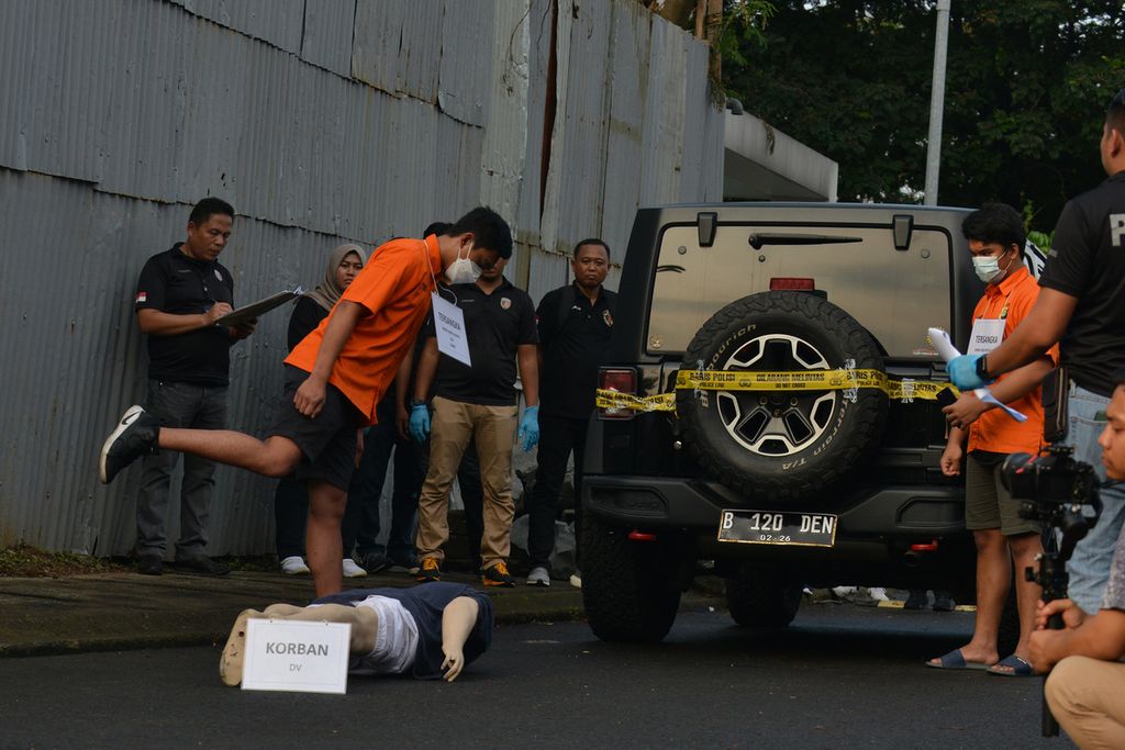 Tersangka Mario Dandy Satrio (kiri) melakukan salah satu adegan dalam rangkaian rekonstruksi kasus penganiayaan Cristalino David Ozora di kawasan Green Permata Boulevard, Jakarta Selatan, Jumat (10/03/2023). 