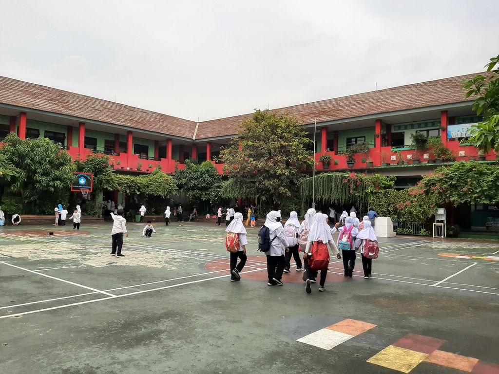 Anak sekolah dasar bermain di SDN Paninggilan 1, Kecamatan Ciledug, Kota Tangerang, Banten, Jumat (2/12/2022)