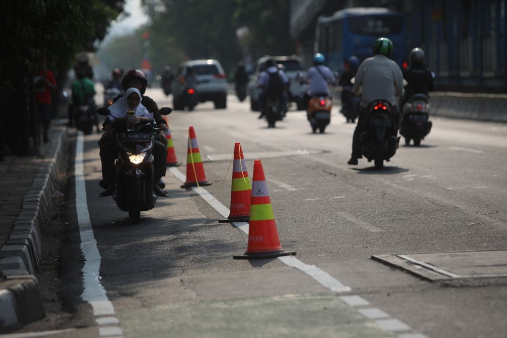Pengendara motor melawan arus menggunakan jalur khusus sepeda di Jalan Pemuda, Rawamangun, Jakarta Timur, Senin (23/9/2019). 