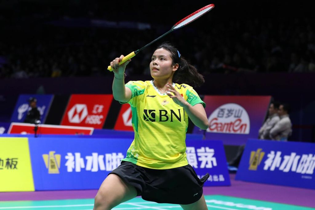 Komang Ayu Cahya Dewi faced off against Uganda's Gladys Mbabazi in a Group C qualifying match of the Uber Cup at the Chengdu Hi Tech Zone Sports Centre Gymnasium in Chengdu, China, on Monday, 29 April 2024. Komang emerged victorious with a score of 21-6, 21-13.
