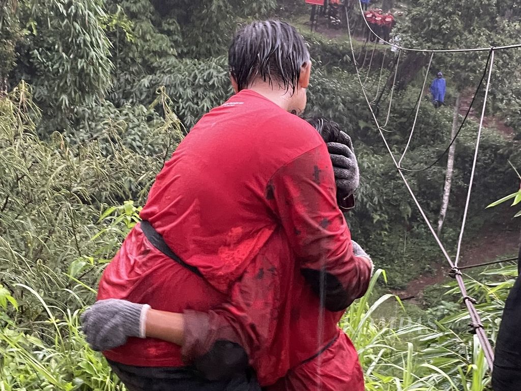 Atlet PB Djarum, Jane Maira Faiza (14), memeluk teman sekelompoknya, Hafizah Hasanah Zahra (10), yang menangis setelah mencoba permainan jembatan dua tali dalam dalam mancakrida (<i>outbound</i>) di hutan pinus di Lembang, Jawa Barat, Kamis (11/1/2024).