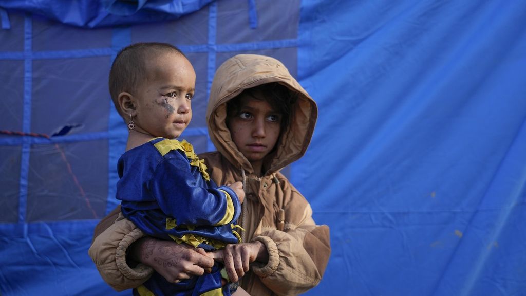 Anak-anak berdiri di depan tenda pengungsian di Desa Gayan di Provinsi Paktika, Afghanistan, Kamis (23/6/2022). PBB menyatakan Program Pangan Dunia (WFP) mengirim makanan dan peralatan logistik ke daerah-daerah yang terkena dampak dengan tujuan awalnya mendukung 3.000 rumah tangga.