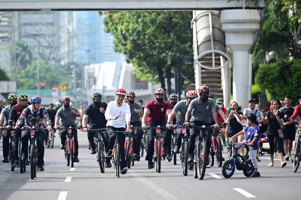 Presiden Joko Widodo bersepeda saat hari bebas kendaraan, Jakarta, Minggu (15/1/2023) pagi.