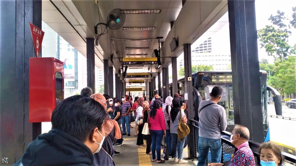 Penumpang sedang menunggu kedatangan bus Transjakarta di Halte Tosari, Jakarta Barat, Jumat (7/10/2022).