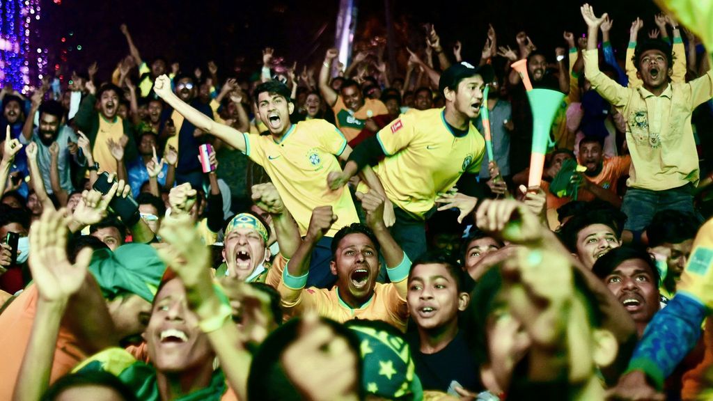 Penggemar Brasil di Dhaka, Bangladesh, bersukacita saat menyaksikan tayangan laga Brasil yang mengalahkan Korea Selatan, 4-1, di Piala Dunia Qatar 2022, Selasa (6/12/2022) dini hari WIB. 