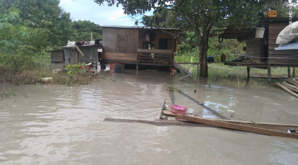 Banjir yang terjadi di Kabupaten Malinau, Kalimantan Utara, akibat jebolnya tanggul milik perusahaan batubara yang terletak di sekitar Sungai Malinau pada 14 Agustus 2022 lalu.